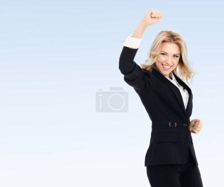 Téléchargez les photos : Joyeux geste jeune femme d'affaires, sur fond bleu, avec espace de copie vierge pour de la publicité, du texte ou un slogan - en image libre de droit