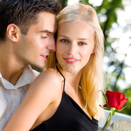 Foto de Joven feliz pareja alegre amorosa con rosa, al aire libre - Imagen libre de derechos