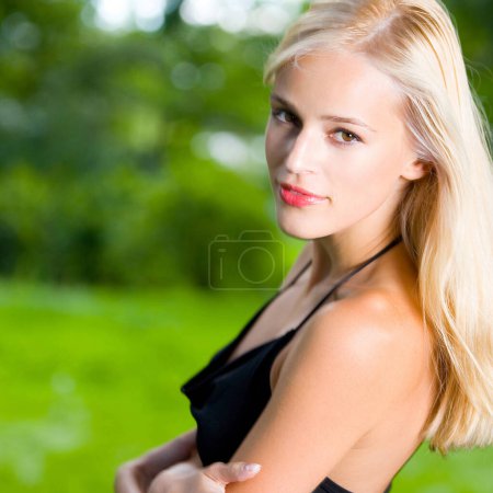 Téléchargez les photos : Portrait de joyeuse jeune femme blonde souriante et joyeuse, en plein air - en image libre de droit