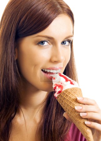 Téléchargez les photos : Joyeux belle femme mangeant de la crème glacée, isolé sur fond blanc - en image libre de droit