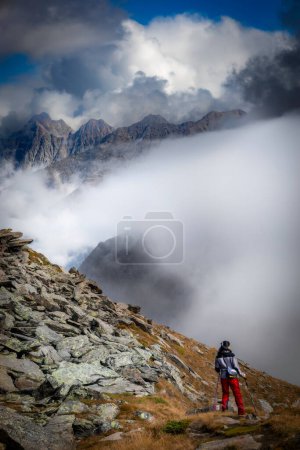 Téléchargez les photos : Paysage montagneux des Alpes Stubai avec une touriste féminine - en image libre de droit