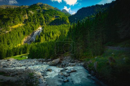 Téléchargez les photos : Vue de la rivière Ruetz qui coule avec la cascade de Grawa dans les Alpes Stubai - en image libre de droit