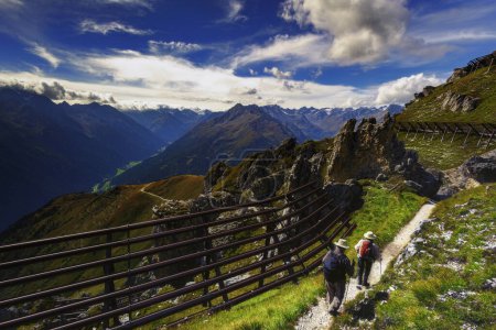 Téléchargez les photos : Randonnée pédestre en couple sur les sentiers de Stubai Alpes en Autriche - en image libre de droit