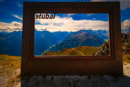 Téléchargez les photos : Une vue sur la montagne à travers le cadre du paysage Stubai ensoleillé - en image libre de droit