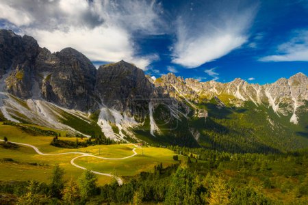 Téléchargez les photos : Vue du paysage alpin de montagne depuis l'Autriche par une journée ensoleillée - en image libre de droit