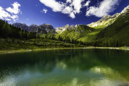 Téléchargez les photos : Vue d'un lac de montagne en arrière-plan avec de hautes montagnes des Alpes Stubai - en image libre de droit