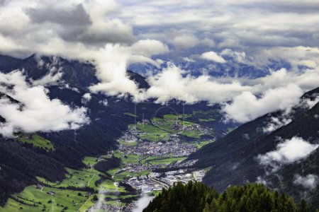 Téléchargez les photos : Une vue sur le paysage de la vallée du Stubai en Autriche - en image libre de droit