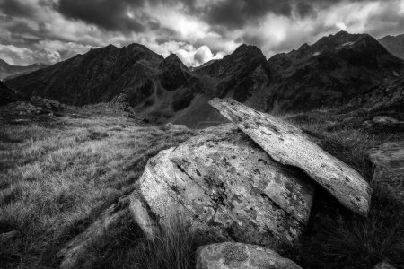 Téléchargez les photos : Vue d'une montagne alpine avec deux grandes pierres au premier plan paysage de l'Autriche - en image libre de droit