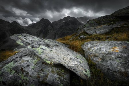 Téléchargez les photos : Vue d'une montagne alpine avec de grandes pierres au premier plan paysage de l'Autriche - en image libre de droit