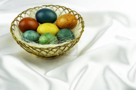 Téléchargez les photos : Oeufs de Pâques de couleur différente dans un panier - en image libre de droit