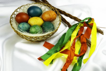 Téléchargez les photos : Tchèque tige avec des œufs de Pâques de couleur différente dans un panier - en image libre de droit