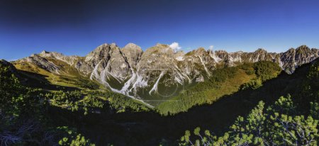 Téléchargez les photos : Vue panoramique du paysage alpin de montagne depuis l'Autriche par une journée ensoleillée - en image libre de droit