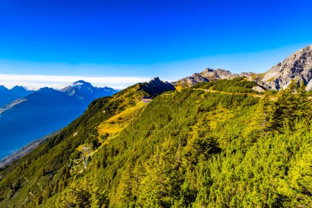 Vue du paysage alpin de montagne depuis l'Autriche par une journée ensoleillée