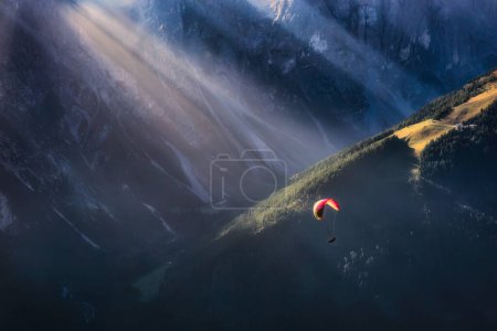 Téléchargez les photos : Parapente dans les Alpes Stubai aux rayons du soleil - en image libre de droit