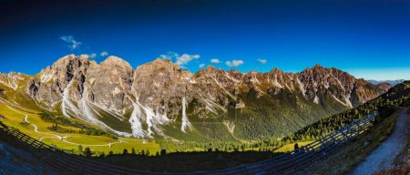 Téléchargez les photos : Vue panoramique du paysage alpin de montagne depuis l'Autriche par une journée ensoleillée - en image libre de droit