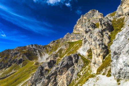 Téléchargez les photos : Vue du paysage alpin de montagne depuis l'Autriche avec une touriste féminine - en image libre de droit