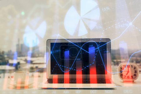 Foto de Holograma gráfico de Forex en la tabla con el fondo de la computadora. Exposición múltiple. Concepto de mercados financieros. - Imagen libre de derechos