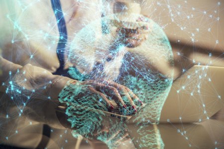 Foto de Multi exposición de las manos de la mujer que trabajan en el dibujo del holograma de la computadora y del cerebro humano. Concepto de tecnología Ai. - Imagen libre de derechos