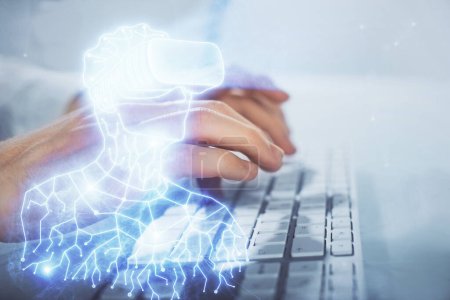 Foto de Holograma AR con el hombre trabajando en la computadora en segundo plano. Concepto de realidad aumentada. Doble exposición. - Imagen libre de derechos
