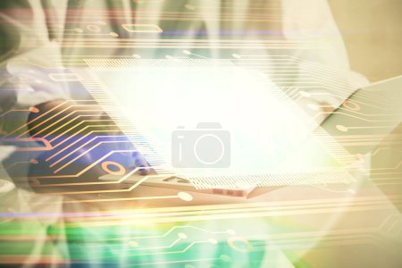 Téléchargez les photos : Double exposition des mains de la femme travaillant sur l'ordinateur et le thème de données dessin hologramme. Concept technique. - en image libre de droit