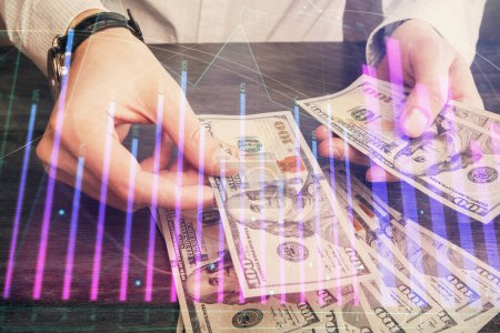 Foto de Multi exposición de gráfico financiero dibujo holograma y EE.UU. billetes de dólares y las manos del hombre. Concepto de análisis
. - Imagen libre de derechos