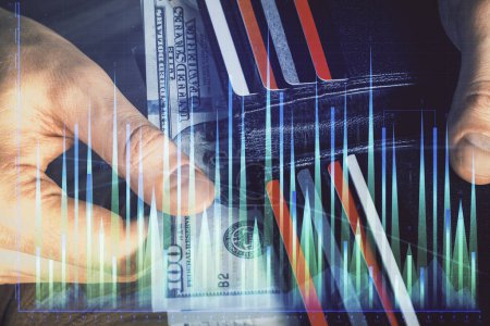 Foto de Multi exposición de gráfico de divisas dibujo holograma y EE.UU. billetes de dólares y las manos del hombre. Concepto de análisis técnico
. - Imagen libre de derechos