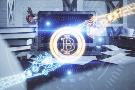 Téléchargez les photos : Exposition multiple de thème blockchain hologramme et table avec fond d'ordinateur. Concept de Bitcoin crypto-monnaie. - en image libre de droit