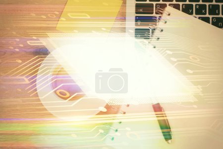Foto de Doble exposición del holograma de dibujo de datos sobre la vista superior del fondo del escritorio de estudio con computadora. Concepto de Ai. - Imagen libre de derechos