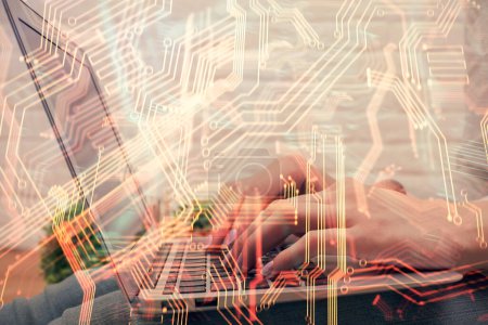 Foto de Doble exposición de las manos de la mujer escribiendo en el dibujo tema de la computadora y la tecnología. Concepto de alta tecnología. - Imagen libre de derechos