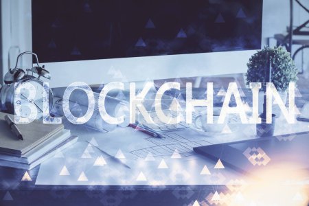 Téléchargez les photos : Multi exposition de blockchain et crypto économie thème hologramme et table avec fond d'ordinateur. Concept de Bitcoin crypto-monnaie. - en image libre de droit