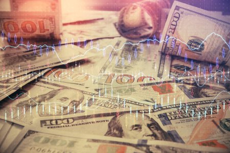 Foto de Multi exposición de gráfico de divisas dibujo sobre nosotros dólares fondo de la factura. Concepto de mercados de éxito financiero. - Imagen libre de derechos