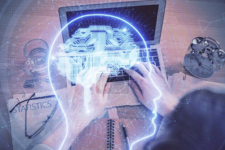 Téléchargez les photos : Double exposition des mains de l'homme tapant sur le clavier de l'ordinateur et le dessin de l'hologramme cérébral. Vue de dessus. Ai et concept de technologie des données. - en image libre de droit