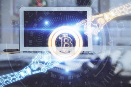 Foto de Multi exposición de blockchain y economía criptográfica tema holograma y tabla con fondo de la computadora. Concepto de criptomoneda bitcoin. - Imagen libre de derechos