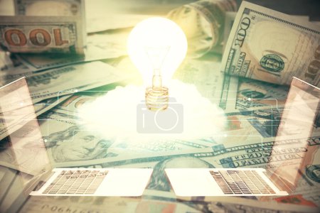 Foto de Doble exposición de la bombilla de luz dibujo sobre dólares EE.UU. fondo de la factura. Concepto de idea
. - Imagen libre de derechos