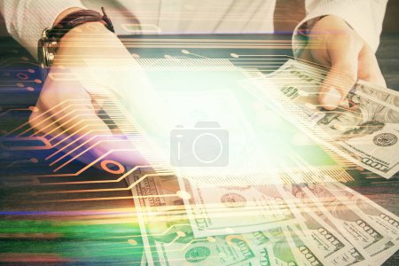 Foto de Doble exposición de la tecnología dibujo holograma y nosotros billetes de dólares y manos de hombre. Concepto de datos - Imagen libre de derechos