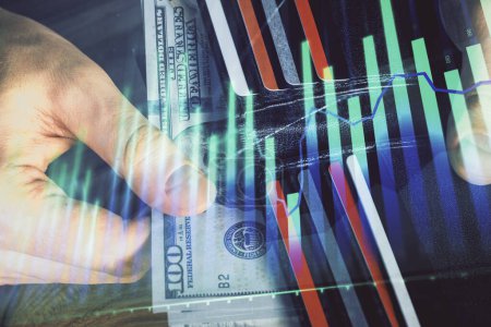 Foto de Multi exposición de gráfico de divisas dibujo holograma y EE.UU. billetes de dólares y las manos del hombre. Concepto de análisis técnico
. - Imagen libre de derechos