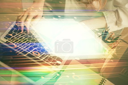 Téléchargez les photos : Double exposition des mains de la femme travaillant sur l'ordinateur et le thème de données dessin hologramme. Concept technique. - en image libre de droit
