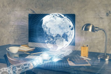 Foto de Multi exposición de la tabla con el holograma de la computadora y del mapa del mundo. Concepto de red internacional de datos. - Imagen libre de derechos