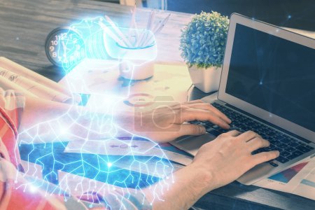 Téléchargez les photos : Hologramme AR avec l'homme travaillant sur ordinateur en arrière-plan. Concept de réalité augmentée. Double exposition. - en image libre de droit