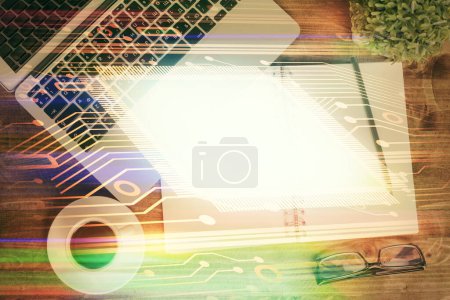 Foto de Exposición múltiple del holograma del dibujo del tema de los datos sobre fondo del escritorio del topview con la computadora. Concepto de tecnología. - Imagen libre de derechos