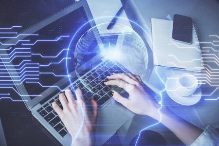 Téléchargez les photos : Double exposition des mains de la femme travaillant sur l'ordinateur et le dessin de l'hologramme du cerveau. Concept Ai. - en image libre de droit