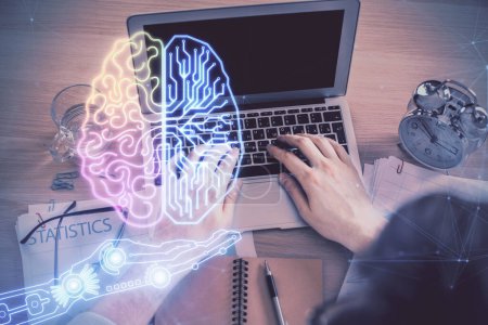 Téléchargez les photos : Double exposition des mains de l'homme tapant sur le clavier de l'ordinateur et le dessin de l'hologramme cérébral. Vue de dessus. Ai et concept de technologie des données. - en image libre de droit