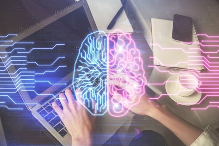 Foto de Doble exposición de las manos de las mujeres que trabajan en la computadora y el dibujo del holograma cerebral. Concepto Ai. - Imagen libre de derechos