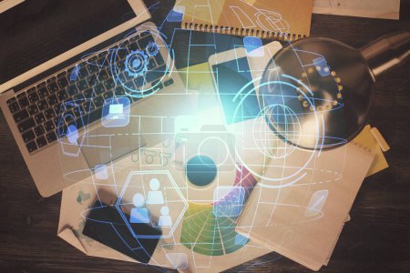 Foto de Dibujos del holograma de la red social sobre la computadora en el fondo del escritorio. Vista superior. Doble exposición. - Imagen libre de derechos