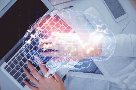 Foto de Doble exposición de la mujer que trabaja en la computadora ydibujo del holograma cerebral humano. Vista superior. Concepto Ai. - Imagen libre de derechos