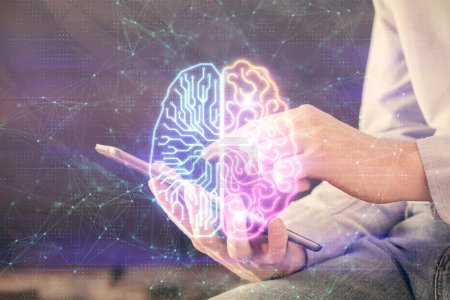 Foto de Doble exposición de la mano del hombre sosteniendo y utilizando un dispositivo digital y el dibujo del holograma cerebral. Concepto de datos. - Imagen libre de derechos
