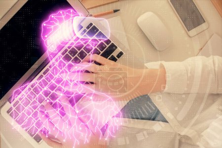 Téléchargez les photos : Double exposition des mains de la femme travaillant sur ordinateur et l'homme dans les lunettes ar hologramme dessin. Vue du dessus. Concept de réalité virtuelle
. - en image libre de droit