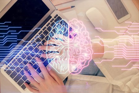 Téléchargez les photos : Double exposition de la femme travaillant sur ordinateur etdessin de l'hologramme du cerveau humain. Vue du dessus. Concept Ai. - en image libre de droit