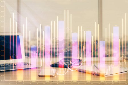 Foto de Holograma gráfico del mercado Forex y antecedentes personales de la computadora. Doble exposición. Concepto de inversión. - Imagen libre de derechos