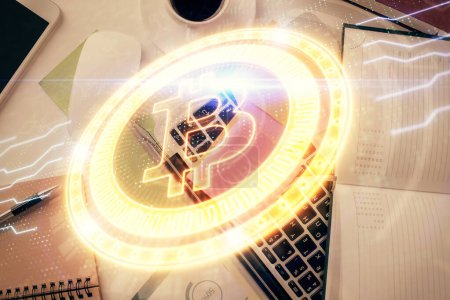 Foto de Dibujos del holograma del tema de Blockchain sobre la computadora en el fondo del escritorio. Vista superior. Exposición múltiple. Concepto de criptoeconomía. - Imagen libre de derechos